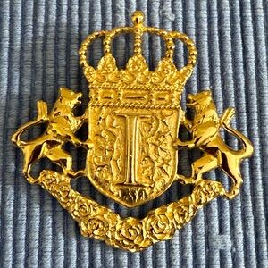 Vintage  IVANNA  double lion pendant, Yellow Gold tone. Great condition.